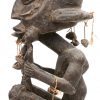 Een hurkende voorouder en twee kinderen en een maskertje. Songye, DRC.