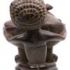 Medicijnpot van gebeeldhouwd hout, gesteund door twee personages. Dekselknop in de vorm van twee hagedissen. Luba, DRC.
