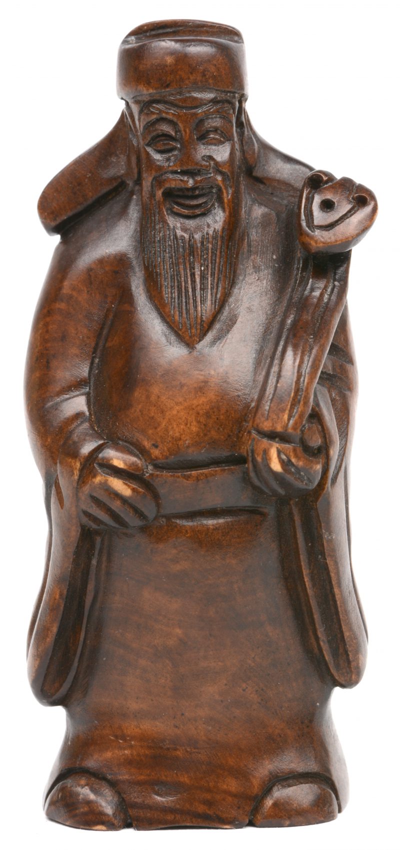 “Wijze met ruyi”. Een fijn gesculpteerde houten netsuke. XIXe eeuw. Gesigneerd.