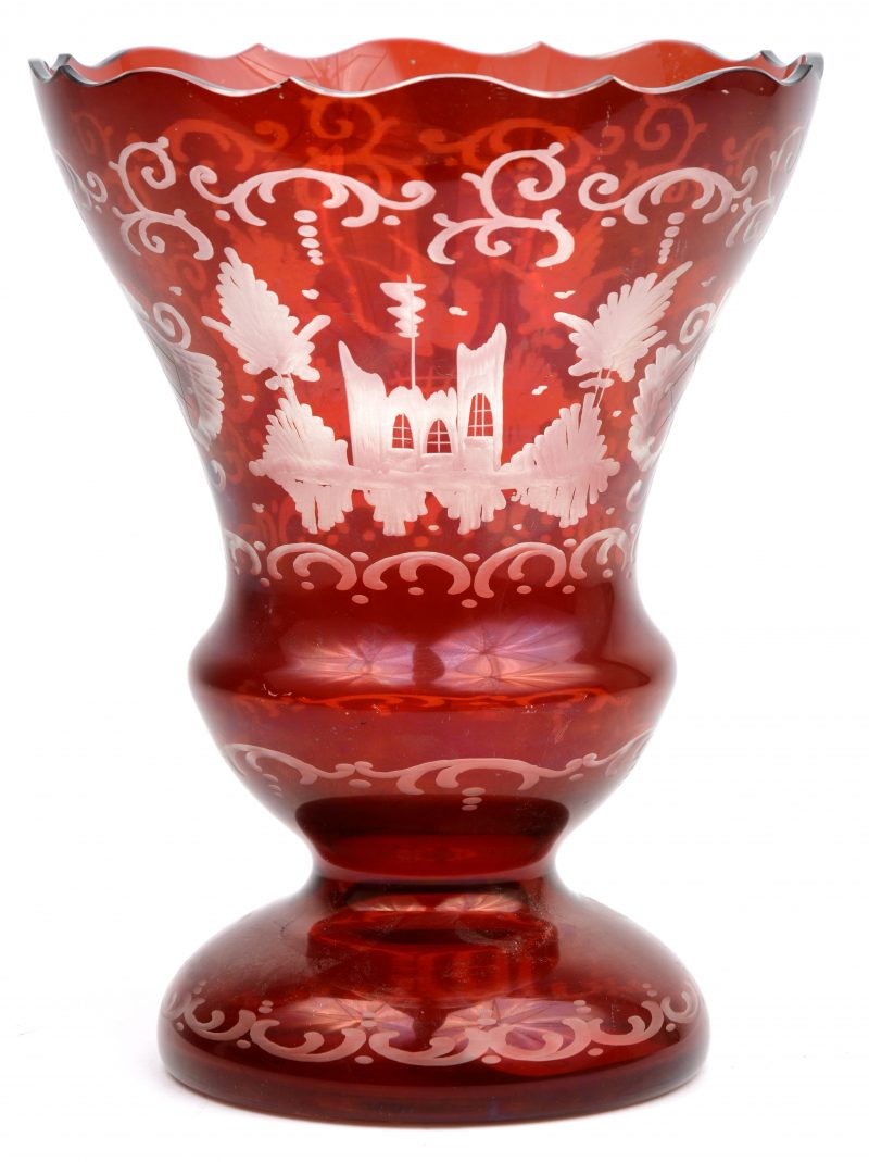 Vaas van gegraveerd rood glas. Bohemen, begin XXste eeuw.