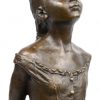 “Kleine ballerina”. Een bronzen beeld naar een werk van Dégas. Op arduinen voetstuk.