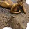“Vrouwelijk naakt op berenvel”. Een groepje van Weens brons met tweekleurig patina. recent werk.