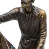 “Tapijtenhandelaar”. Een bronzen beeldje met meerkleurig patina. Naar een werk van Franz Bergman.