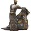 “Tapijtenhandelaar”. Een bronzen beeldje met meerkleurig patina. Naar een werk van Franz Bergman.