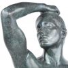 “De bronstijd”. Een bronzen beeld naar  een werk van Rodin op beige marmeren sokkel.