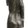 “Jong vrouwelijk naakt”. Een donkergepatineerd bronzen beeld naar een werk van Jozef Cantré.