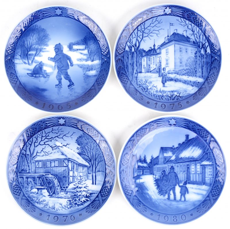 Vier borden van blauw en wit porselein met winterse scènes. Uit de jaren 1965, 1975, 1976 en 1980.
