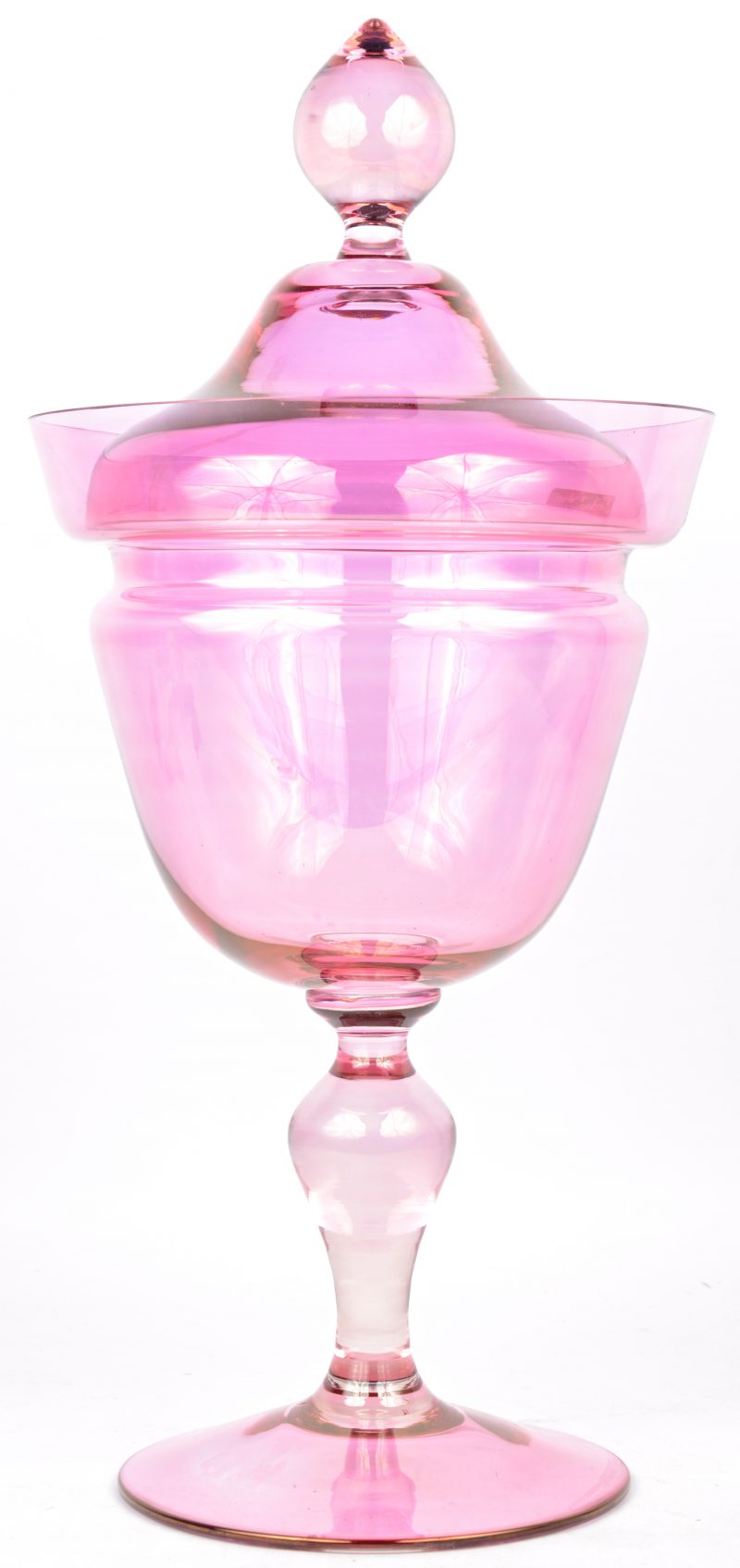 Een grote drageoir van roze glas.