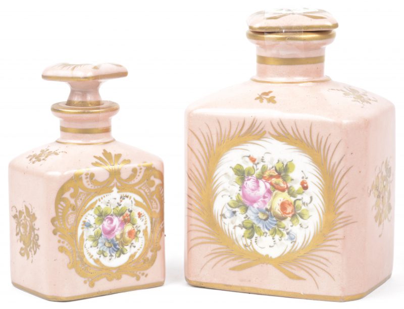 Twee porseleinen flesjes, versierd met een bloemenmotief in cartouche op roze fond. Eén stopje niet passend.
