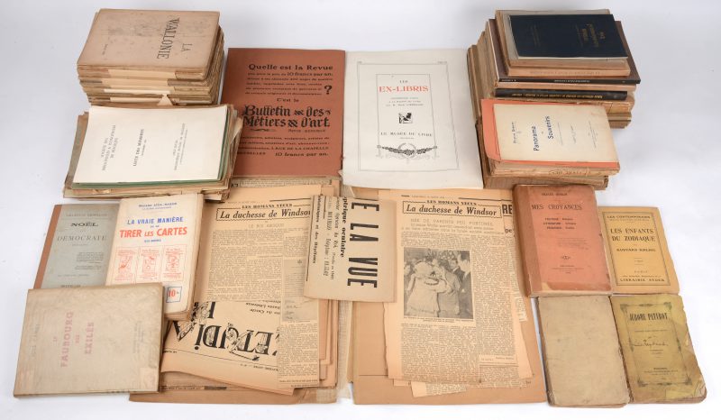 Een zeer gevarieerd lot boeken, folders e.d. w.o. “La Wallonie, revue mensuelle de littérature et d’Art”. Tweewekelijks mengelwerk, eerste jaargangen, einde XIXde eeuw. En vele andere.