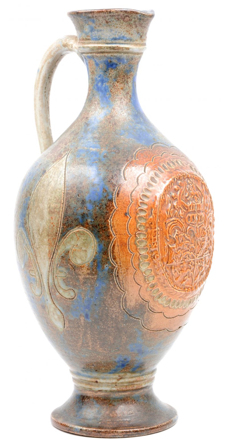 Een aardewerken vaas met meerkleurig glazuur. Onderaan gemerkt.
