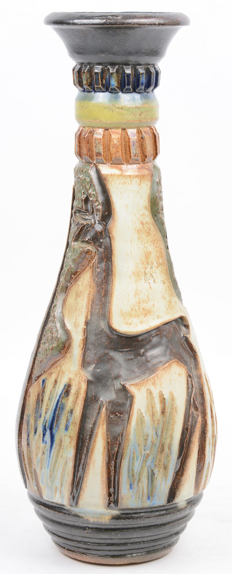 Een steengoed vaas met meerkleurig glazuur en een gestileerd reliëfdecor. Onderaan gemerkt.