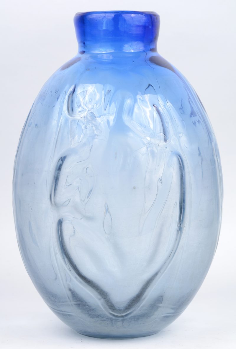 Een eironde vaas van blauw glas. Jaren ‘50.