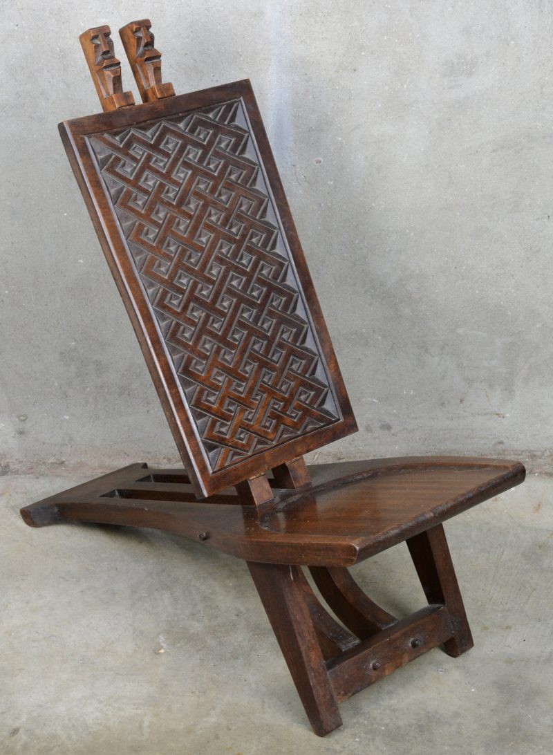 Een Afrikaans houten stoeltje.