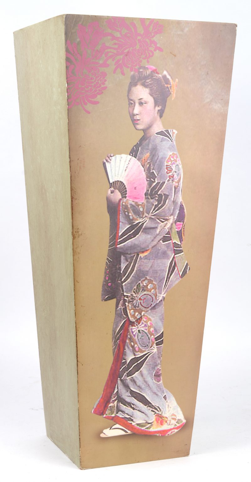 Een vierkante houten paraplubak met foto’s van geisha’s.