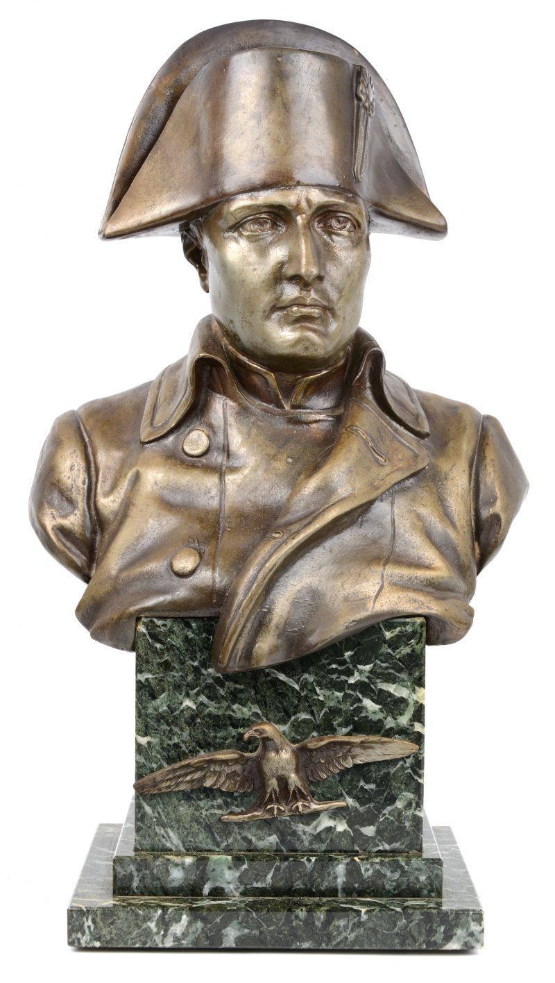 Een metalen buste van Napoleon Bonaparte, op groene marmeren sokkel. Achteraan gesigneerd.