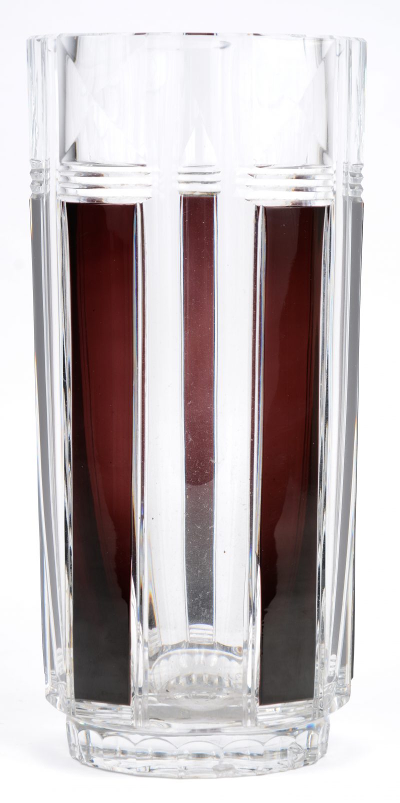 Een vaas van rood gedubbeld en geslepen kristal. Onderaan gemerkt. Enkele randschilfers onderaan.