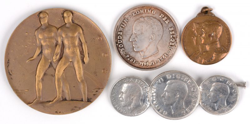 Lot met bronzen penning van Expo 58, een speld met Engelse geldstukken en een zilveren geldstuk van 250 BEF en een herdenkingspenning Albert I en Elisabeth.