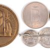 Lot met bronzen penning van Expo 58, een speld met Engelse geldstukken en een zilveren geldstuk van 250 BEF en een herdenkingspenning Albert I en Elisabeth.