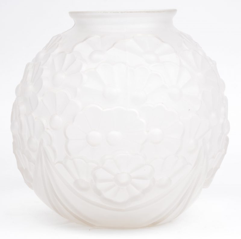 Een art deco vaas van geperst en gesatineerd kleurloos glas met bloemenotief.