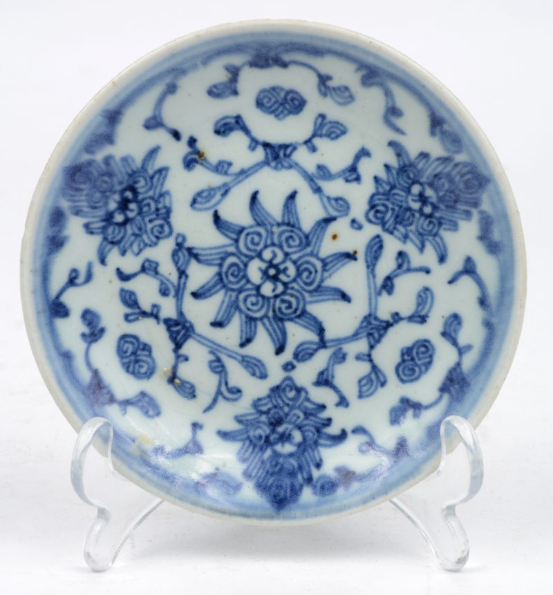 Een klein bordje van blauw en wit Chinees porselein. Mogelijk XVIIe eeuw. Gemerkt onderaan.