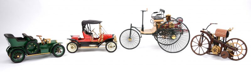 Vier schaalmodellen:- 1911 Stanley Steamer- 1905 Rolls-Royce. (Radiatordop manco)- Benz Patent Motorwagen- Daimler - Maybach Einspur.