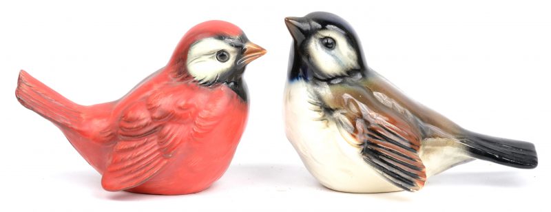 Twee meerkleurig porseleinen vogeltjes. Beide gemerkt onderaan.