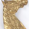 Een bronzen plaquette van een paardenhoofd een zamakken lampvoet met paardenhoofd en een hol bronzen paard met beschadigde staart.