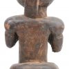 Een Afrikaans houten voorouderbeeld en een lederen recipiënt met houten hoofd op het deksel.