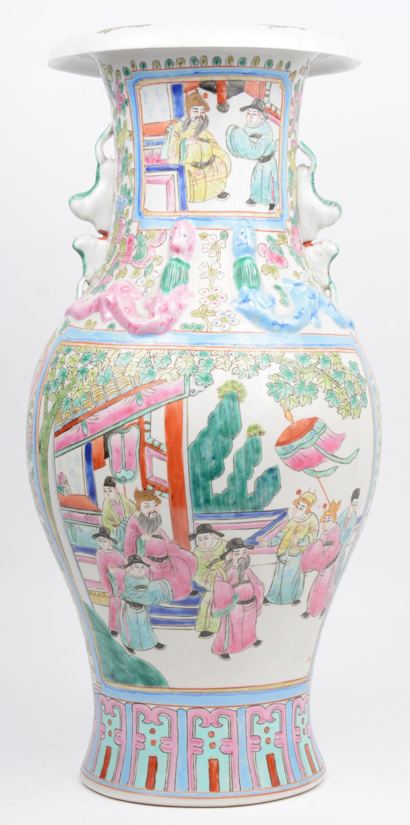 Een balustervaas van Chinees porselein met een meerkleurig decor van personages aan het hof.