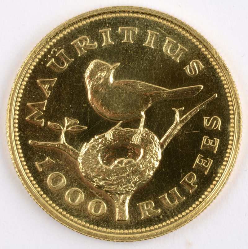 1 gouden munt van 1000 Rupees. “Conservation”. Au 900/1000. Mauritius 1975. Recto Queen Elizabeth II, verso Vliegenvanger op zijn nest.