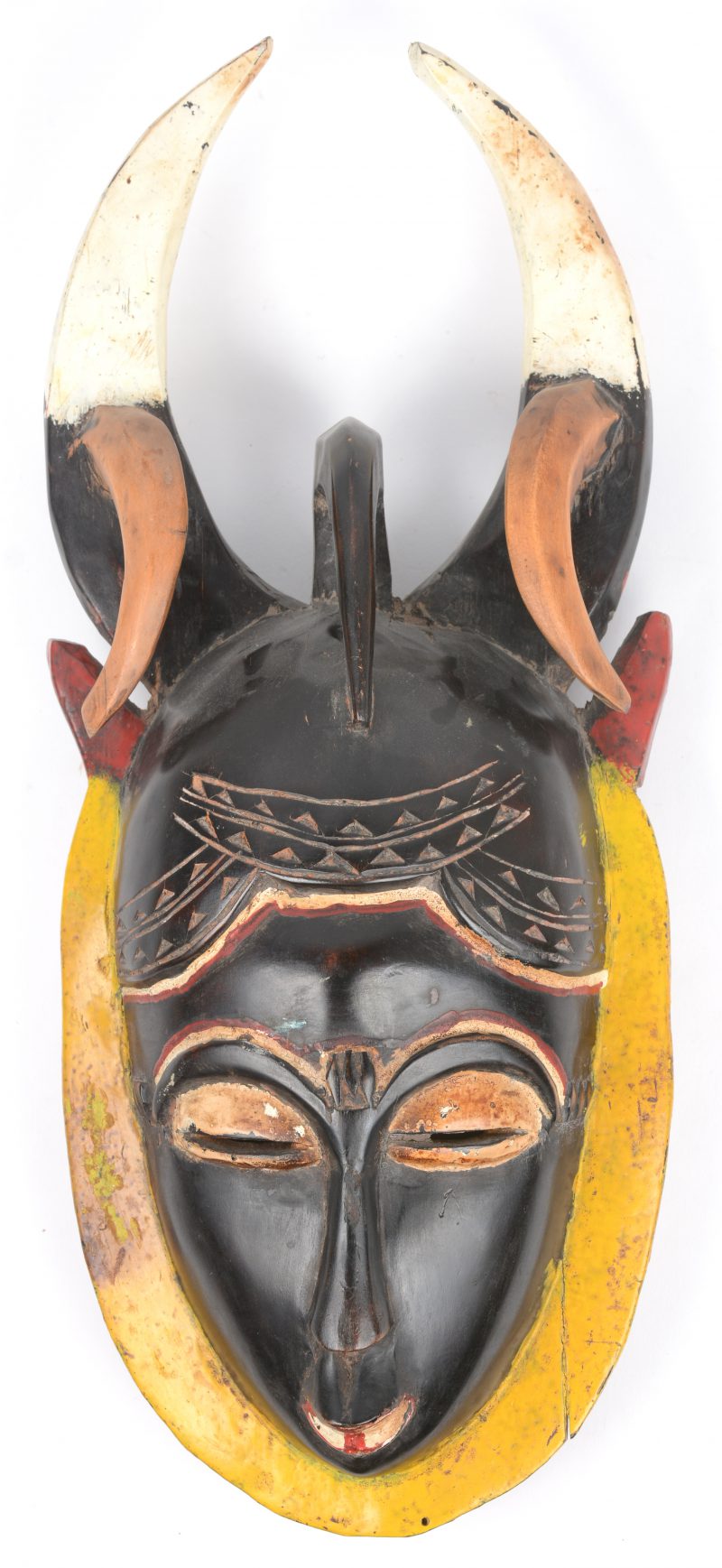 Een gepolychromeerd Afrikaans houten masker.