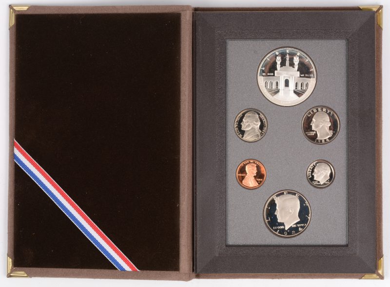 6 munten “Collector’s Set Olympics” vanaf 1 silver dollar tot 1 cent.  USA 1984. In luxe-etui.