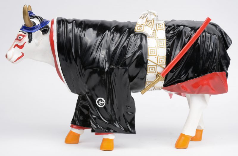 “Kabuki Cow”. Een beeld van meerkleurig kunststof uit de reeks ‘Cow Parade’ naar het gelijknamige kunstproject. Ontwerp van Masaki Kawahara, Tokio 2004.