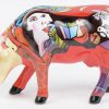 “Teddy bears on the moove”; “Picowso” & “Vincent’s cow” . Drie meerkleurige beeldjes uit de reeks ‘Cow Parade’ naar het gelijknamige kunstproject. Ontwerp van Juan Andreau, Boston 2006; Annalie Dempsey, Johannesburg 2005 & Sidewalk Sam, Boston 2006. Allen gemerkt. 2007.