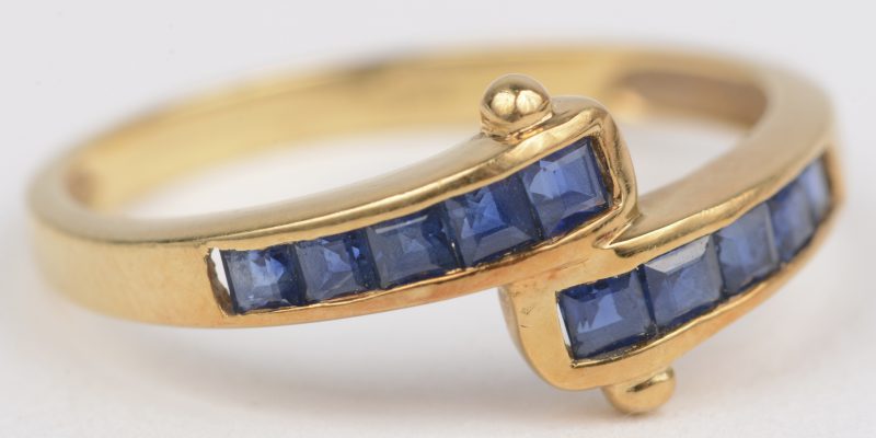Een 18 K geelgouden ring bezet met saffieren baguetten met een gezamenlijk gewicht van +- 0,50 ct. ct.