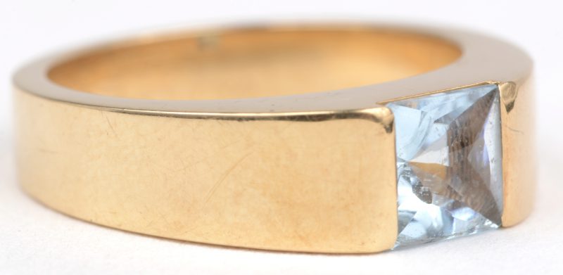 Een 18 K geelgouden ring bezet met een in princes geslepen aquamarijn van +- 0,70 ct. In originele doos en met certificaat.