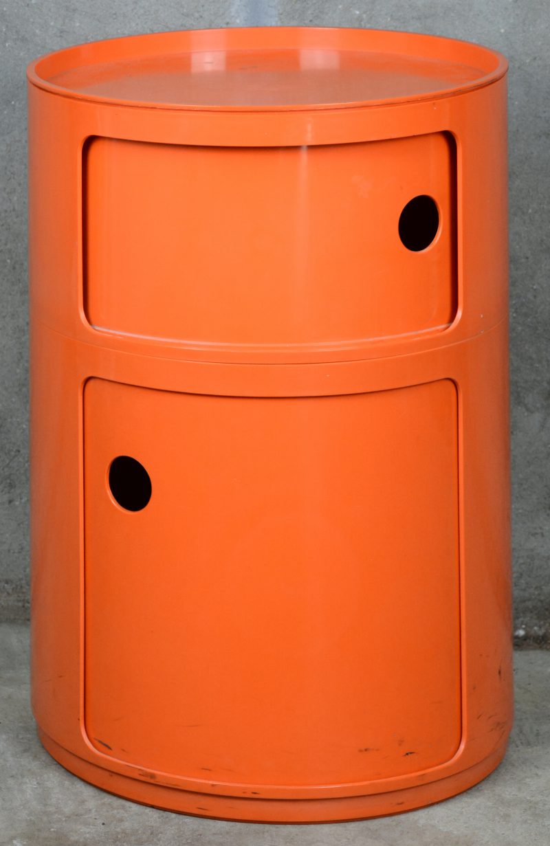Een ‘Componibili’ rond bergmeubeltje van oranje kunststof. Ontwerp van Anna Castelli. 1975 - 2000. Gebruikssporen.