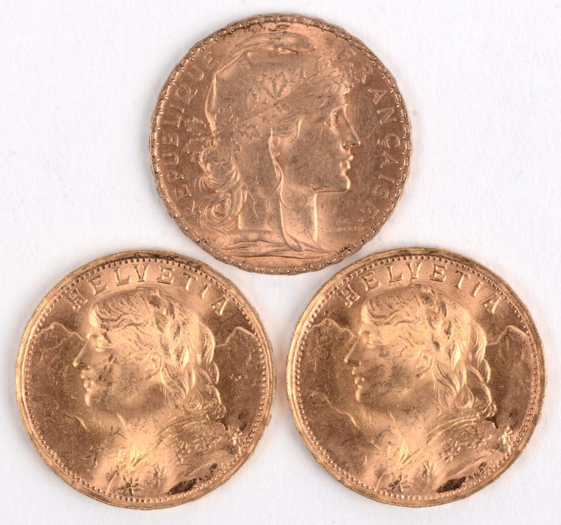 Drie gouden munten 22 K. Eén van 20 Franse Frank. En twee van 20 Zwitserse Frank.