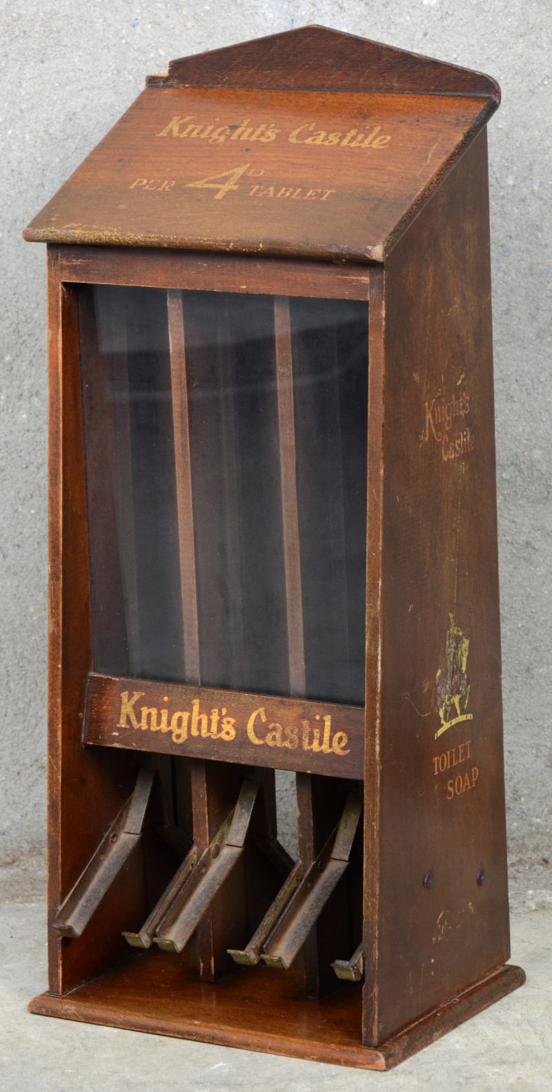 Een vintage zeepdispenser van ‘Knight’s Castle’.