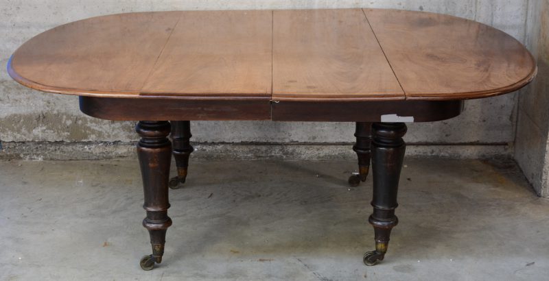 Een verlengbare antieke Engelse tafel. Met verlengblad.