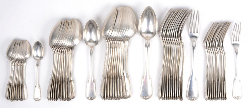 Een bestek voor twaalf personen van 800‰ zilver, bestaande uit grote en kleine vorken, grote en kleine lepels en koffielepels. Eén koffielepel manco. Belgische keuren van Raymond Ruys.