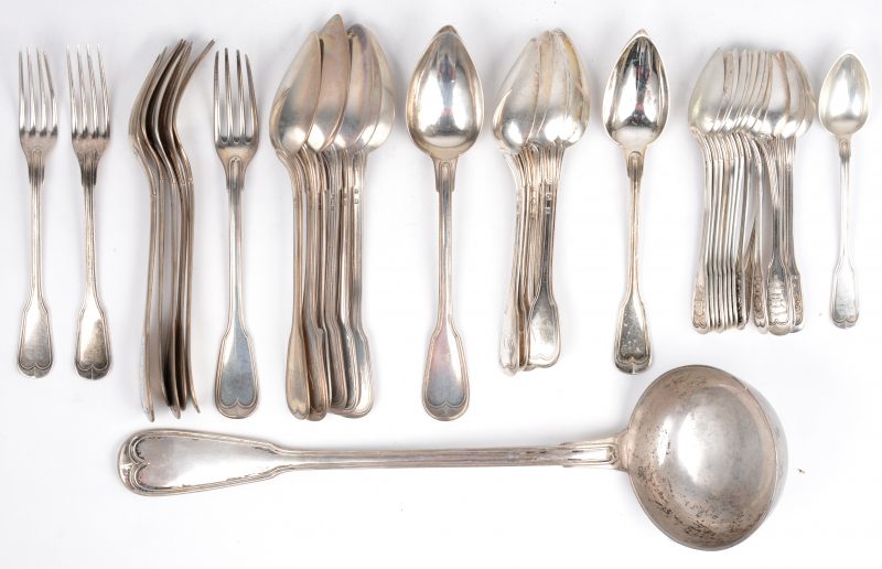 Een bestek 800‰ Belgisch zilver waaronder een pollepel, zes grote en twee kleine vorken, zes kleine en zeven grote lepels en zestien koffielepels.