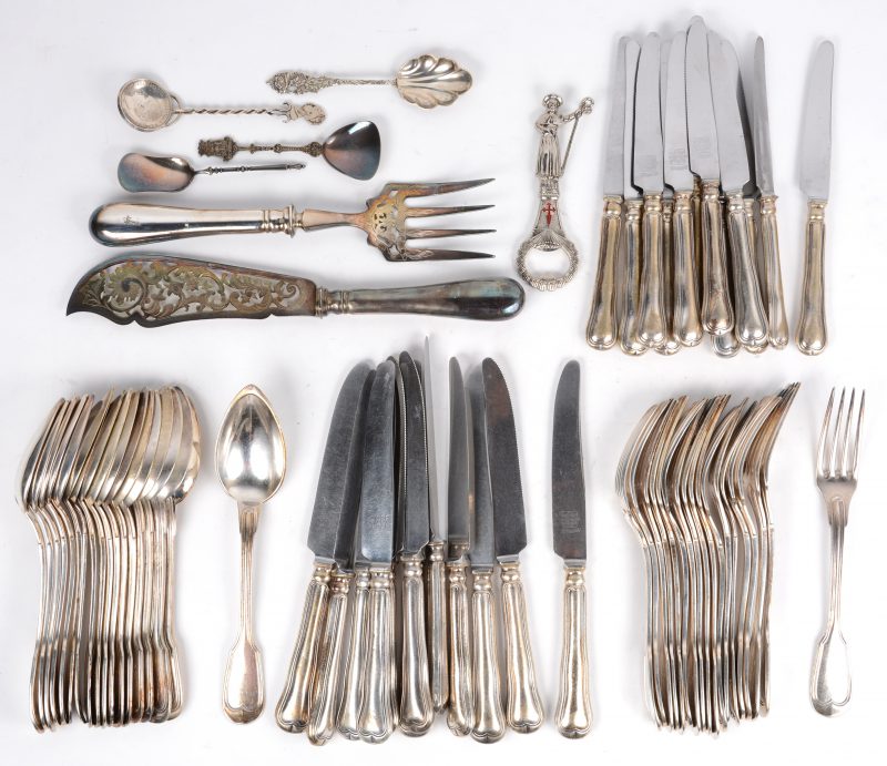 Een lot verzilverd bestek, waarbij een tweedelig serveerbestek, 18 lepels, 18 vorken, 1é kleine messen en 12 grote messen.