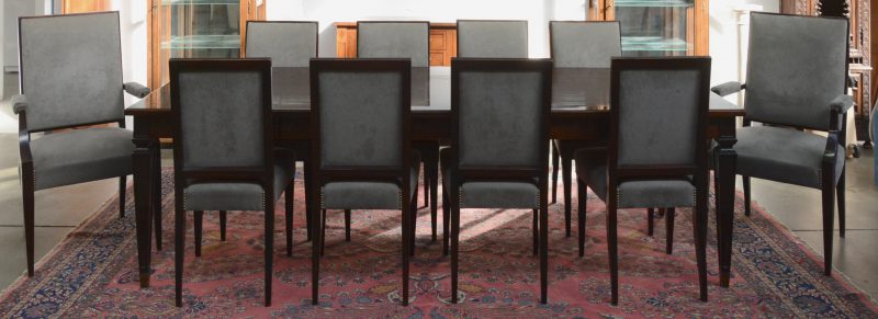 Een gefineerde vergadertafel op tapse poten met acht bijpassende stoelen en twee armstoelen. Fineer met slijtage.