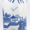 Een grote Chinees porseleinen penseelkoker/ cilindervaas met blauw op wit decor van een paleis aan het water.