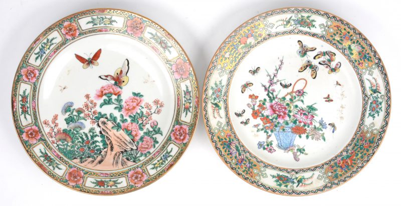 Een paar borden van meerkleurig Cantonporselein, versierd met decors van bloemen en vlinders. Omstreeks 1900.