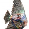 Een maanvis van meerkleurig geglazuur Italiaans aardewerk. Beschadigingen aan de vinnen.