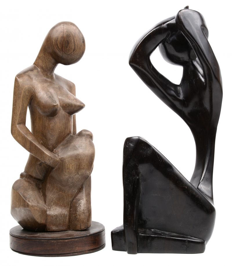 Een baadster en een moeder met kind. Modern Congolees werk in twee verschillende houtsoorten.