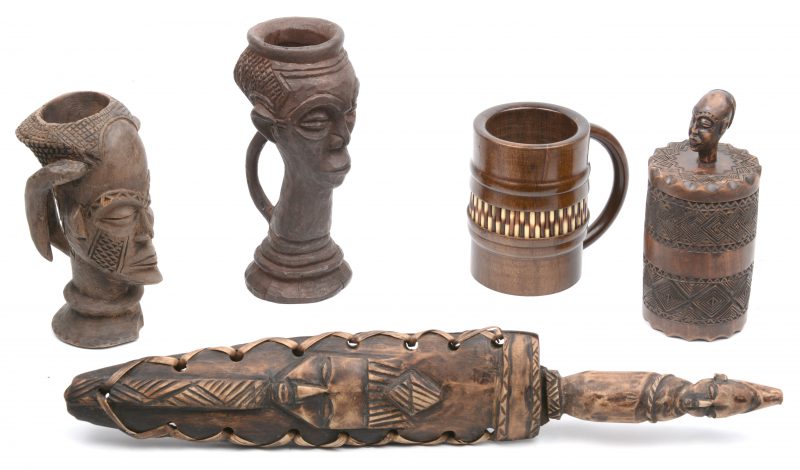 Twee antropomorfe vaasjes, een doosje gemerkt Minhama, een mes met schede en een kroes versierd met stekelvarkenstekels. DRC.